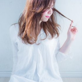anpians-毛先を触る女性