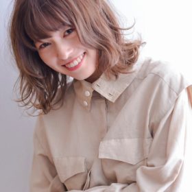 透明感のあるふわふわボブの女性の写真