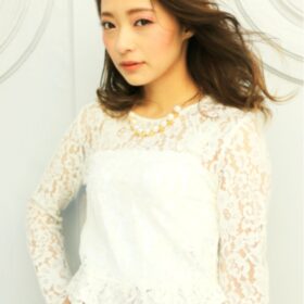 Be_fine_becs-風になびくセミロングの女性