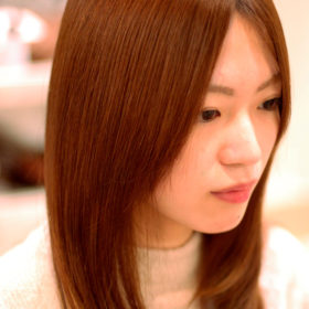 ストレートヘアの正面を向いた女性の写真