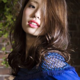 女性の魅力を100％引き出すグレージュのスタイル写真