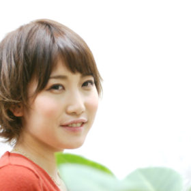 ショートヘアの女性をサイドから撮った写真