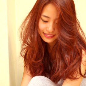 ヌーディーピンクのロングヘアのスタイル写真
