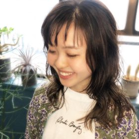シースルーバングのパーマスタイルの女性の写真