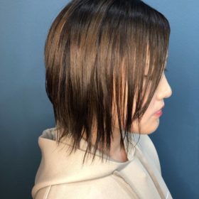 右を向くショートヘアの女性の写真