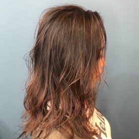ブラウンのパーマスタイルの女性の写真
