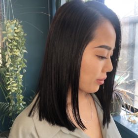 センター分けの黒髪ロングの女性の写真