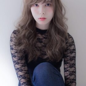 アッシュベージュのくびれロングヘアの写真