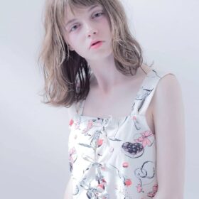 小顔切りっぱなしグレージュミディアムの写真
