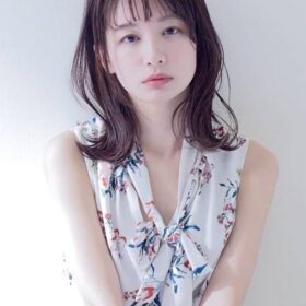 ベージュカラーのゆるふわセミディの写真