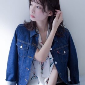 落ち着いたトーンのベージュのセミディの写真