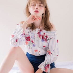 明るいトーンの小顔アッシュベージュの写真