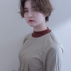 外ハネセンターパートのショートヘアの写真
