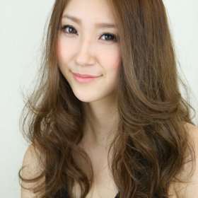 大人の雰囲気漂うロングヘアの写真