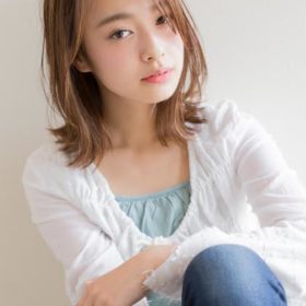 ロングボブの外巻きヘアの女性の写真