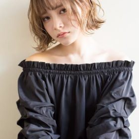 ブラウンカラーのパーマボブスタイルの女性の写真