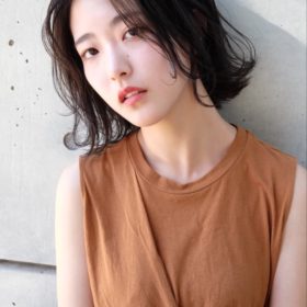 透けるグレージュボブの写真