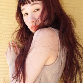 チェリーレッドカラーのウェーブロングの写真