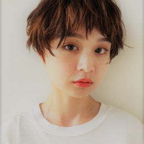 顔周りにハイライトを入れたショートヘアの写真