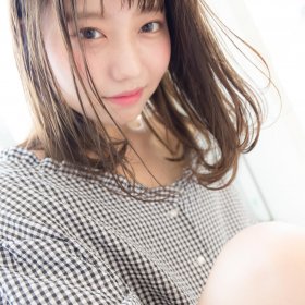 ウェット感のある毛先ワンカールのミディアムヘアの女性の写真