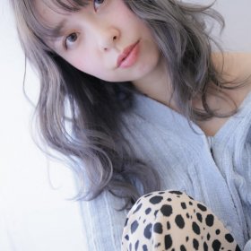 メロのハイトーングレージュのロングスタイルの写真