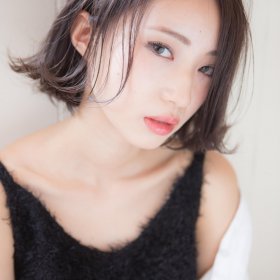 セクシーなアッシュブラウンの外ハネボブのスタイル写真