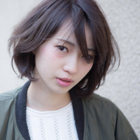 メロのダークトーンブラウンのボブスタイル