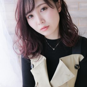 ややパープルがかったダークブラウンのミディアムヘアのスタイル写真