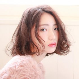 ゆるいウェーブのかかったAラインボブのメロのスタイル写真