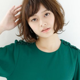 メロのミックス巻きのショートスタイルの女性の写真
