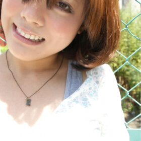 ブラウンの内巻きボブの女性の写真