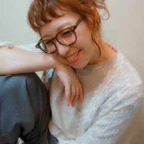 高い位置でお団子を作った女性の写真
