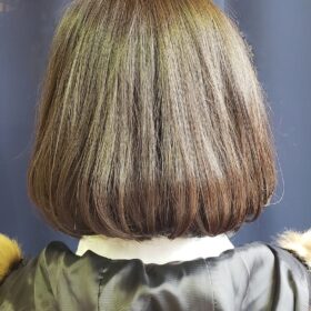明るい色のボブスタイルのバックショットの写真