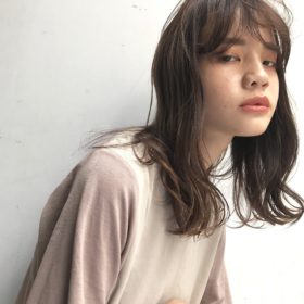 ゆるいウェーブのアッシュ系ヘアの女性の写真