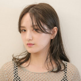 毛先にゆるいカールのついたミディアムヘアの写真
