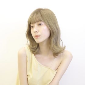 ハイトーンカラーのくびれミディアムヘアの写真