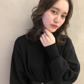 デジタルパーマで顔周りに動きをつけたミディアムヘアの写真
