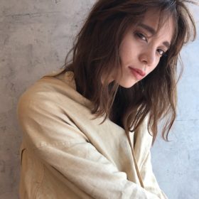 シースルーバングのラフにほつれたミディアムヘアのの写真