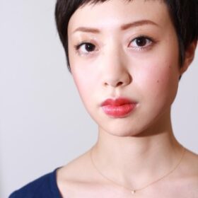 703-顔をすっきりと見せてくれる黒髪のベリーショート