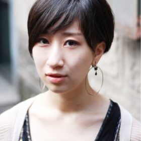 703大きなピアスの黒髪ショートの女性
