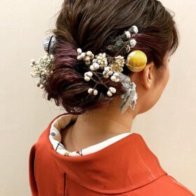 インナーカラーとパールピンの和装ヘアセットの写真