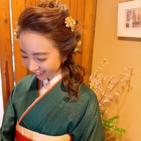 ダウンスタイルの着物ヘアセットの写真