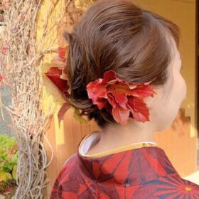 紅葉のような髪飾りをつけた和装ヘアセットの写真