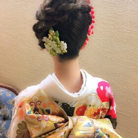 花の髪飾りを下部にあしらった和装ヘアセットの写真
