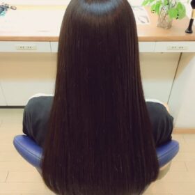 ツヤ感たっぷりの暗髪ストレートの写真