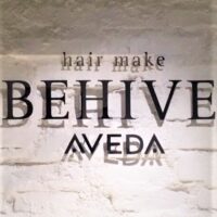 BEHIVE 一番町店 AVEDA ロゴ