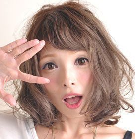 M_PLUS-可愛らしい仕草の女性