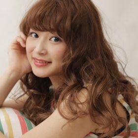 M_PLUS-巻髪の女性