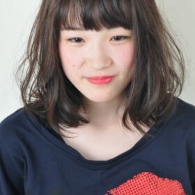 M_PLUS-ふわふわヘアーの女性