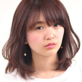 M_PLUS-セミロングの女性